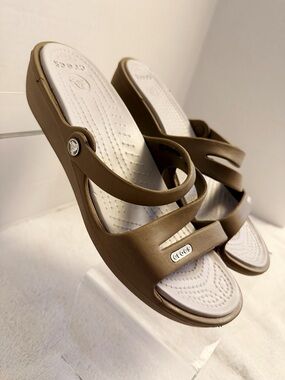 Crocs Patricia Women’s Strappy Wedge Sandals Brown Size 8 NWOT